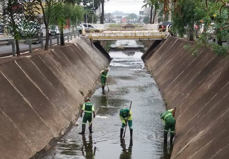 Secretaria faz limpeza e manutenção nos Córregos