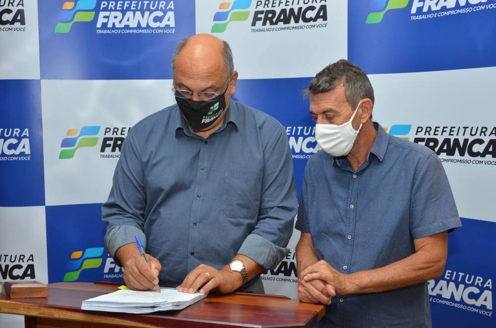 Prefeito assina projeto de lei do novo Código de Edificações