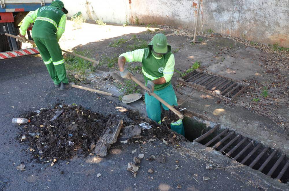 Infraestrutura intensifica limpeza de bocas de lobo