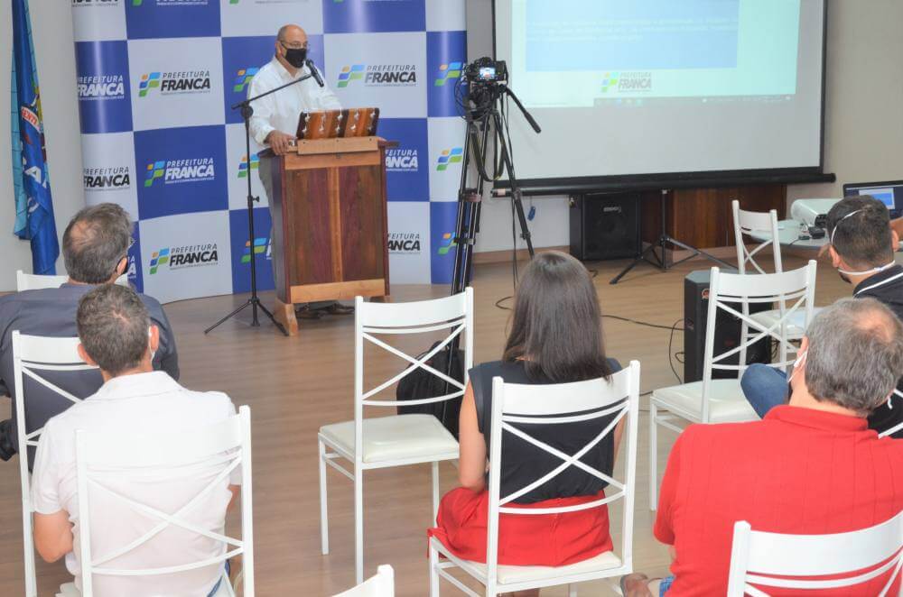 Prefeito apresenta projetos para regularização de construções