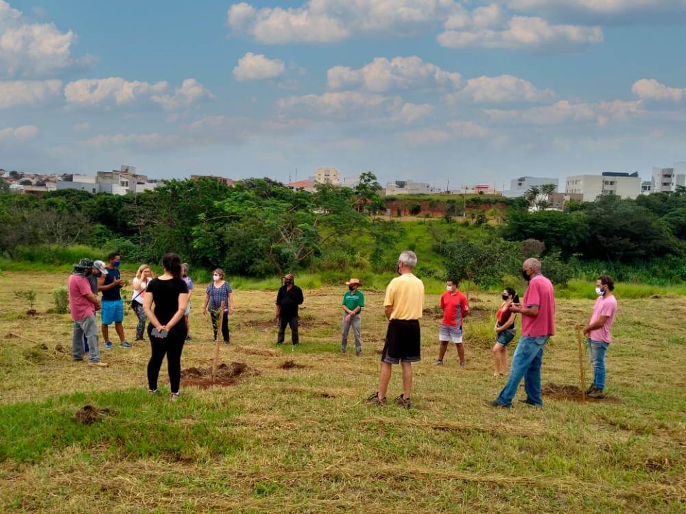 Prefeitura e moradores se unem para o plantio de árvores