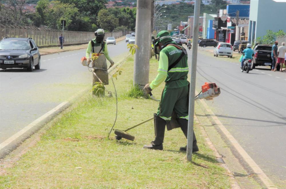 Manutenção em áreas públicas no Jardim Martins