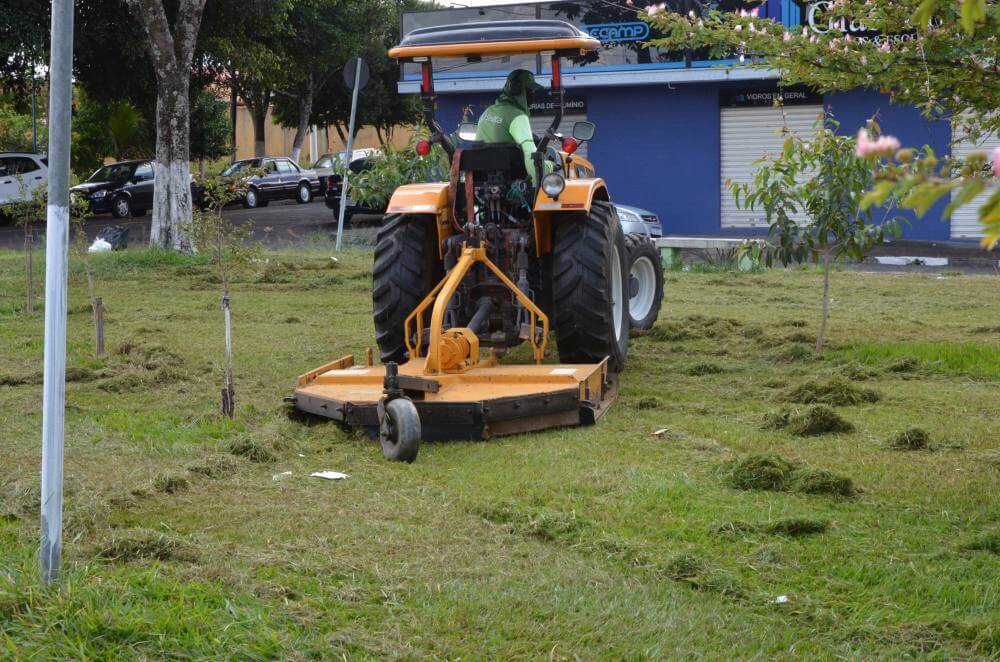 Meio Ambiente intensifica limpeza na Av. Hélio Palermo