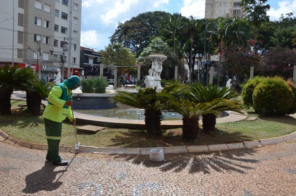 Praças do centro recebem manutenção