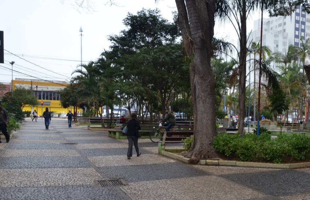 Prefeitura executa limpeza nos calçadões do centro