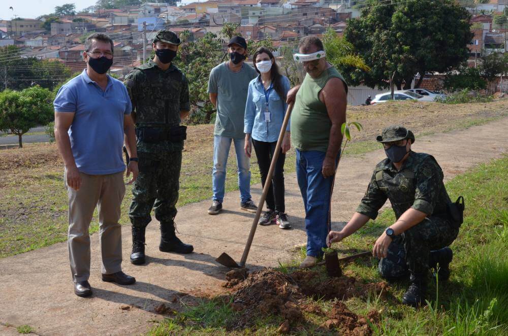 Semana da Árvore é aberta com plantios de árvores no Jardim Palma