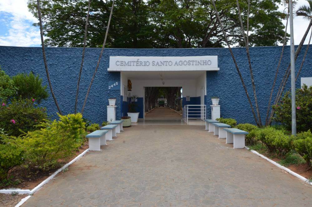 Cemitérios recebem manutenção para o Dia de Finados