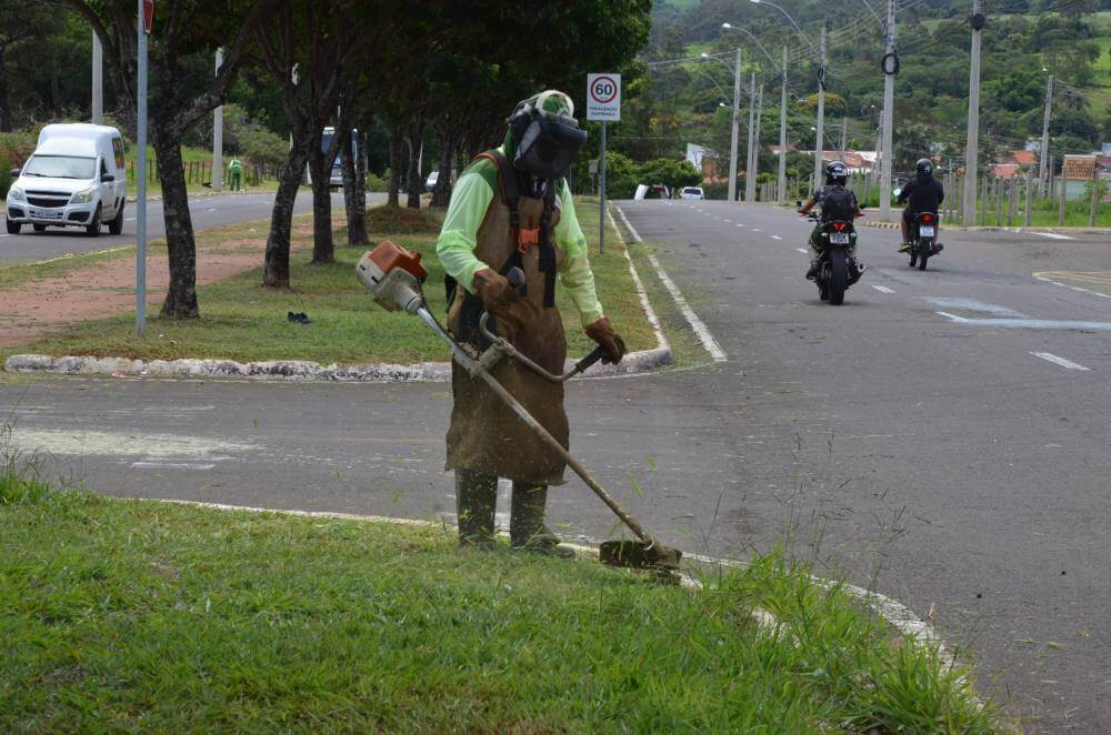 Meio Ambiente realiza podas e limpeza de ruas