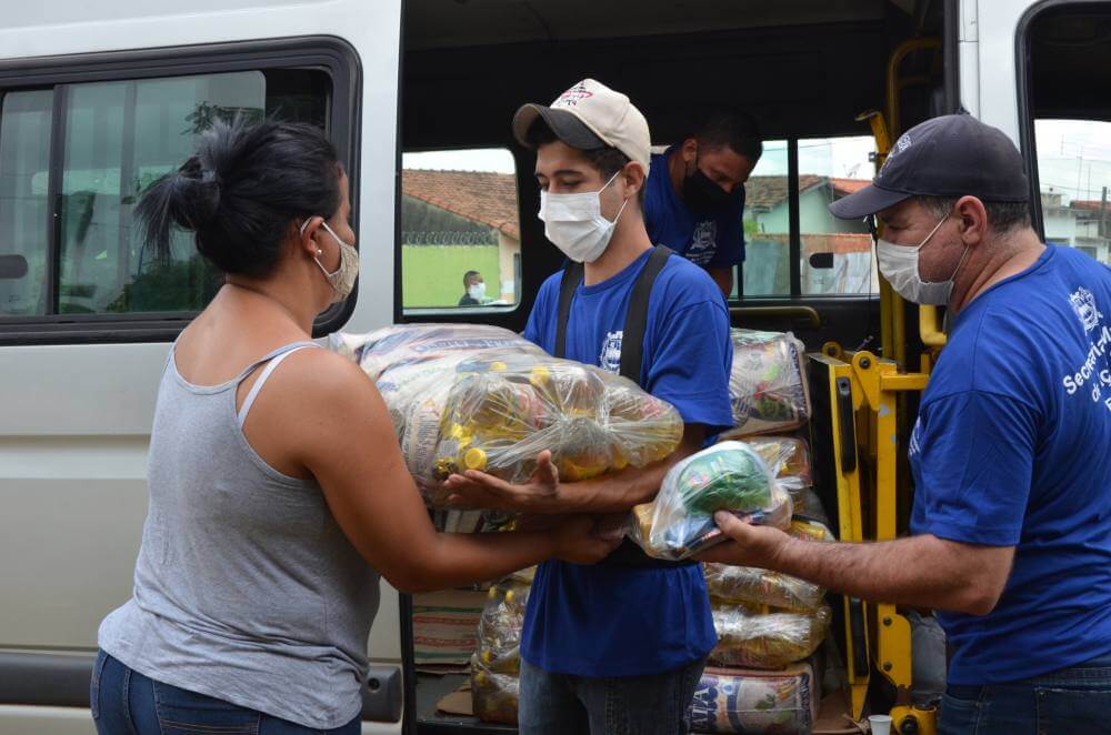 Distribuição de cestas básicas atende moradores da Região Leste