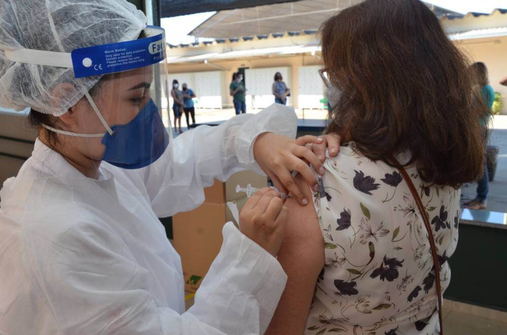 Profissionais de Educação remanescentes recebem vacina contra a Covid