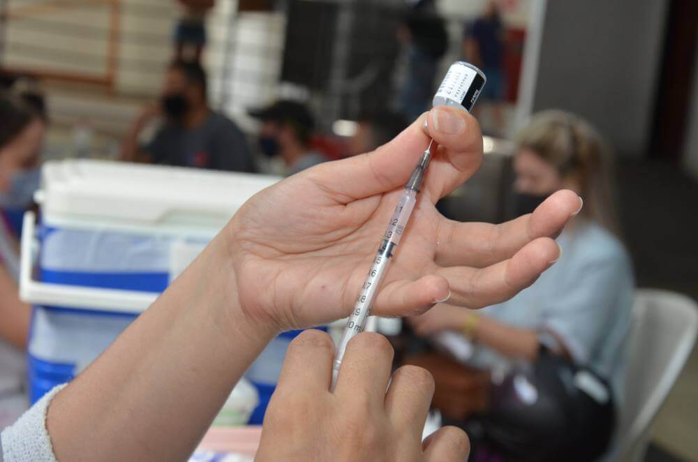 Saúde cadastra pessoas com 25 anos para as sobras técnicas das vacinas