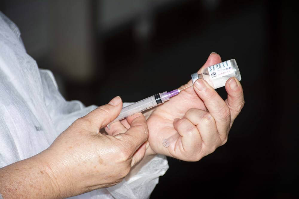 Saúde abre cadastro para sobras técnicas da vacina para pessoas com 12 anos