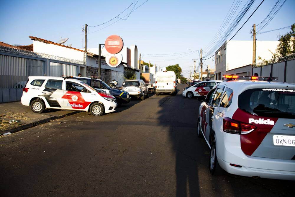 Patrulha Covid  interdita e multa república no Parque Universitário