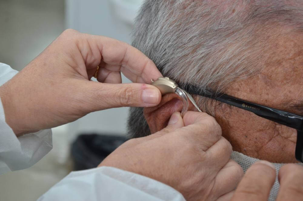 Saúde entrega mais de 1.400 próteses auditivas em 8 meses