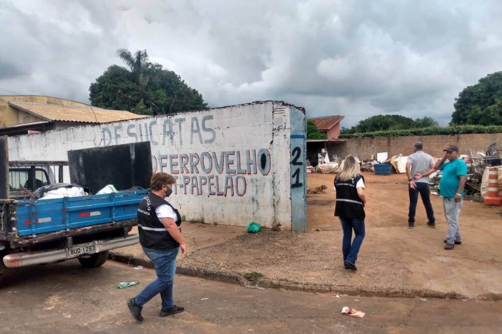 Ação conjunta fiscaliza ferros velhos, sucatas e recicláveis