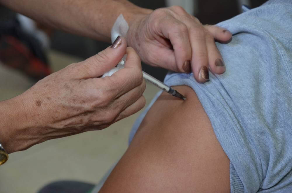 Saúde alerta que cerca de 24 mil e mais de 59 mil francanos deixaram de tomar a segunda e terceira doses das vacinas