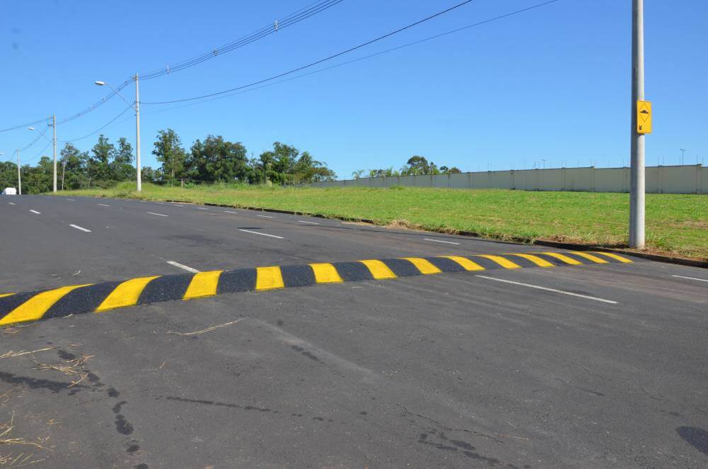 Segurança instala lombadas no Parque Universitário