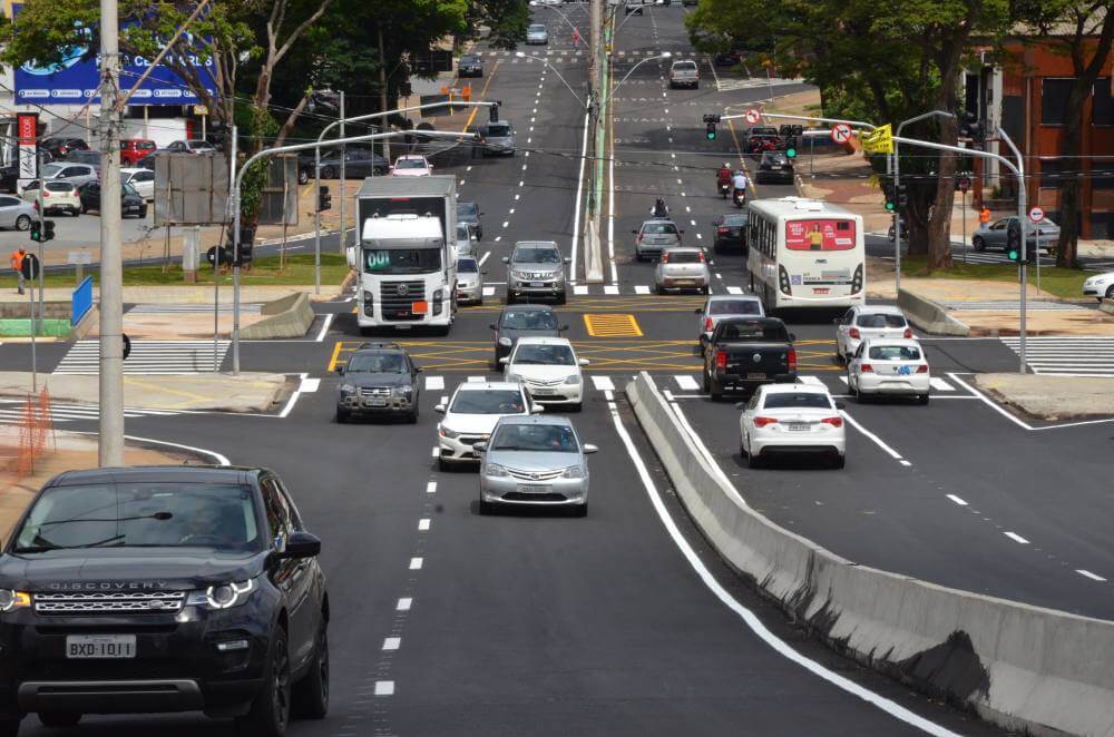 Trânsito flui bem na avenida Champagnat