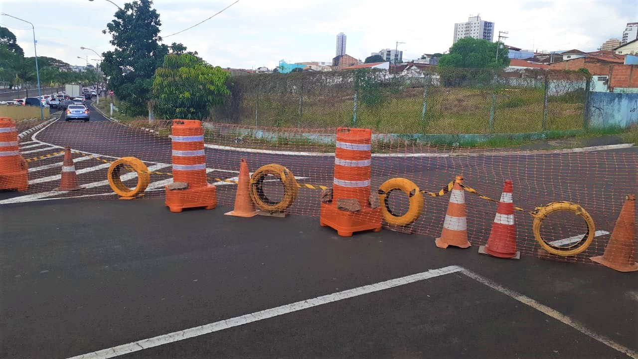 Cratera aberta interdita tráfego na rua General Osório