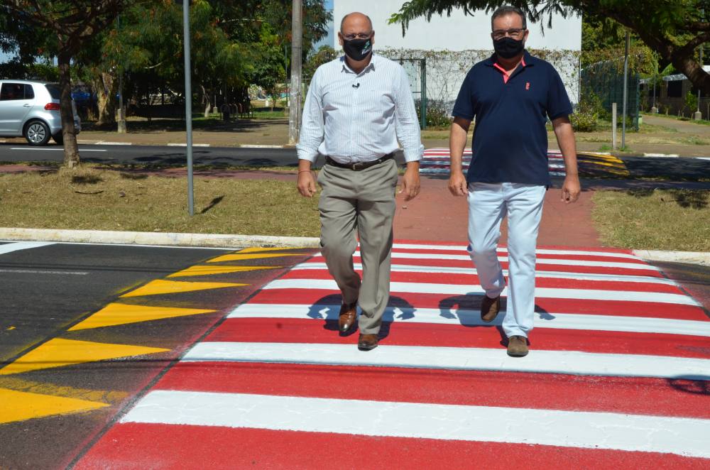 Segurança no trânsito: Prefeitura instala lombofaixas e lombadas com pintura diferenciada