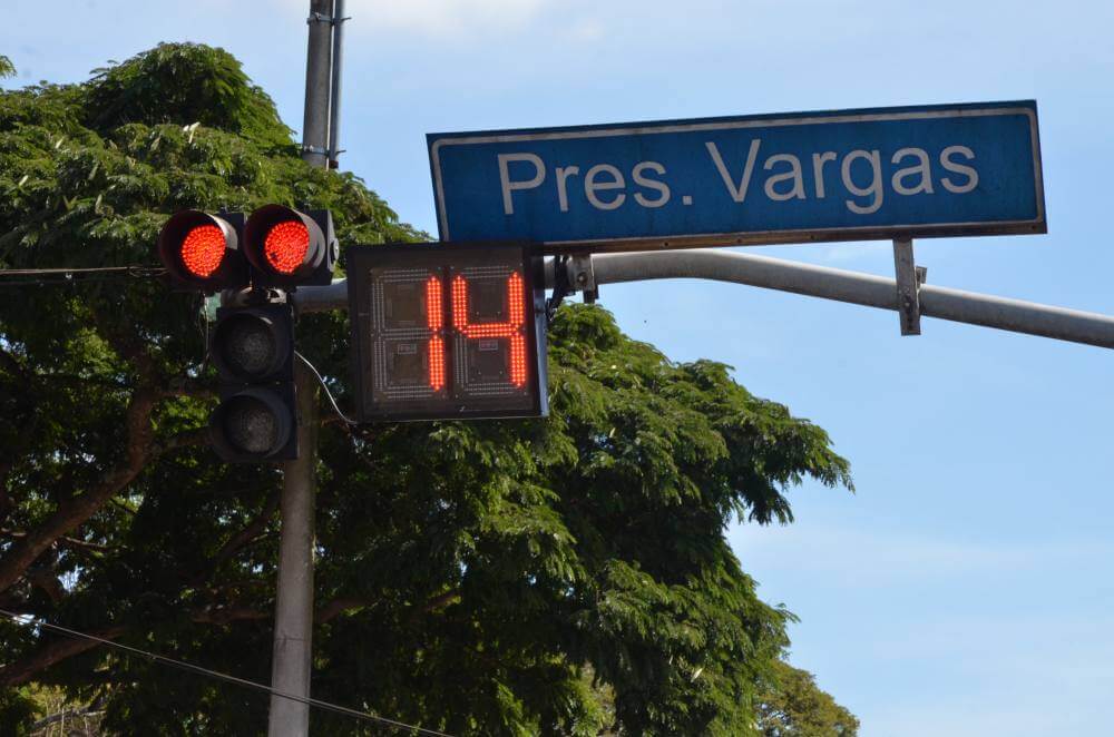 Prefeitura instala contadores numéricos em semáforos