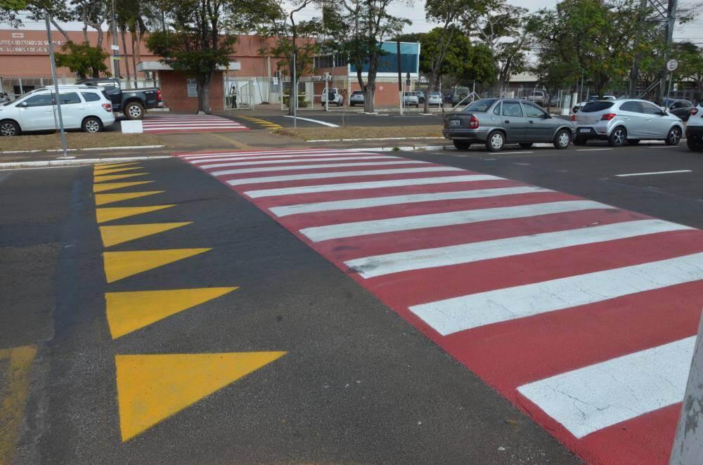Sinalização melhora segurança em avenida e rodovia
