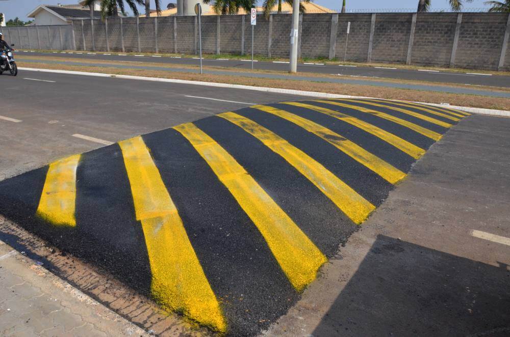 Av. São Vicente recebe novas lombadas