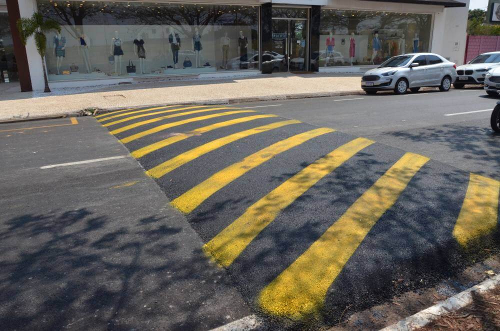 Segurança implanta três novas lombadas