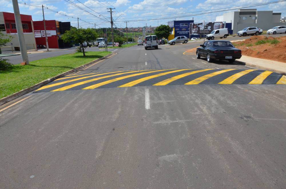 Duas lombadas são instaladas na Av. José Granzotti