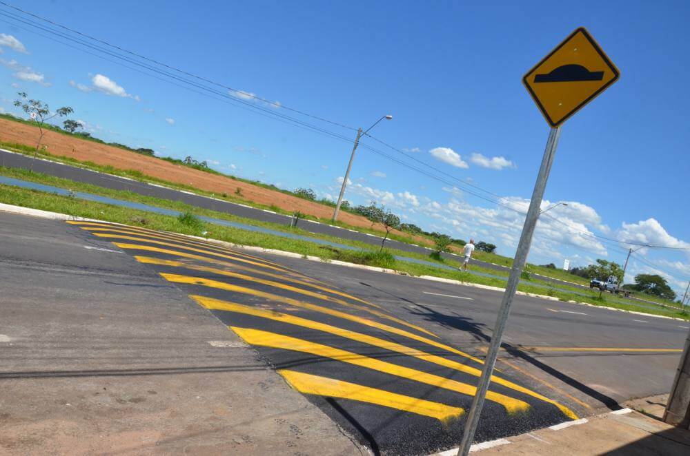 Prefeitura instala novas lombadas nas regiões Oeste e Sul