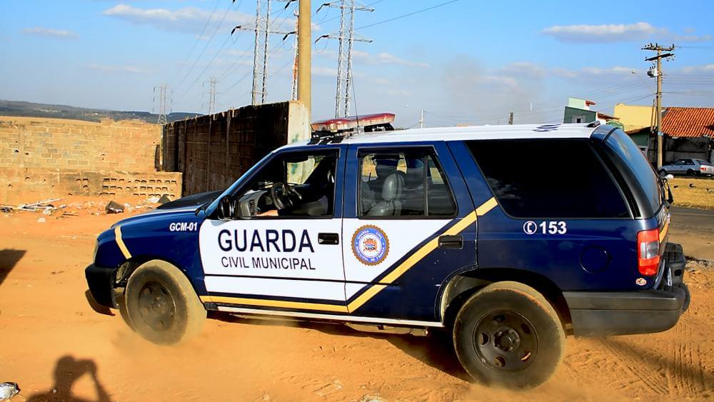 Guarda Civil e Vigilância Sanitária fiscalizam desmanches e ferros-velhos