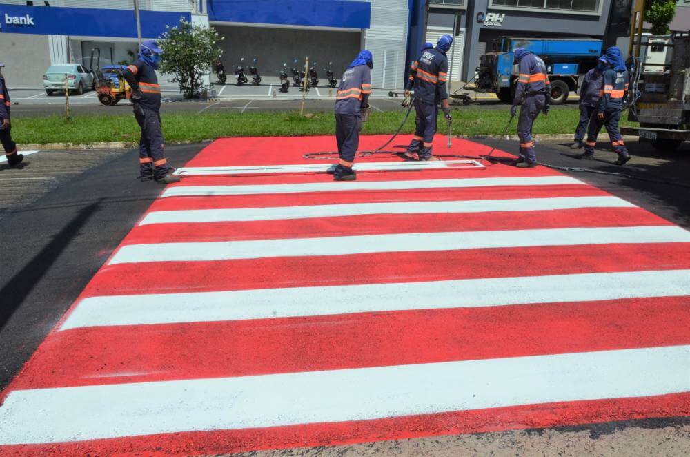 Novas lombofaixas são instaladas na Av. José Granzotti