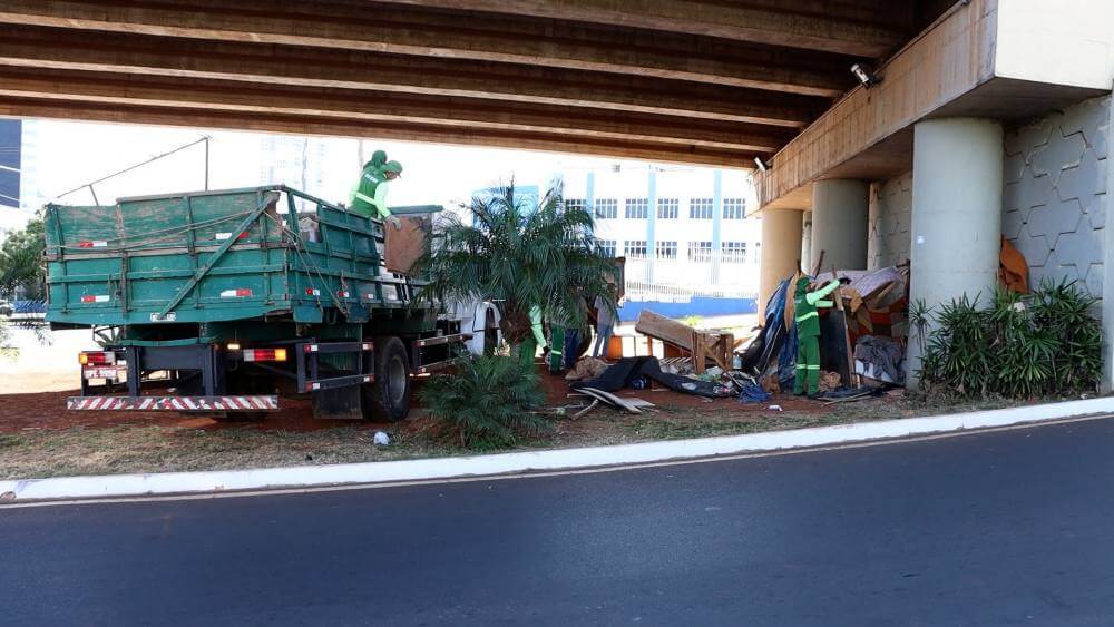 Ação retira e acolhe moradores de rua do Viaduto Dona Quita