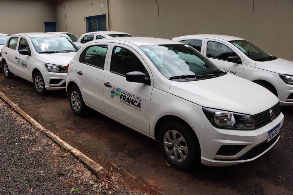 Prefeito entrega novos veículos para Ação Social