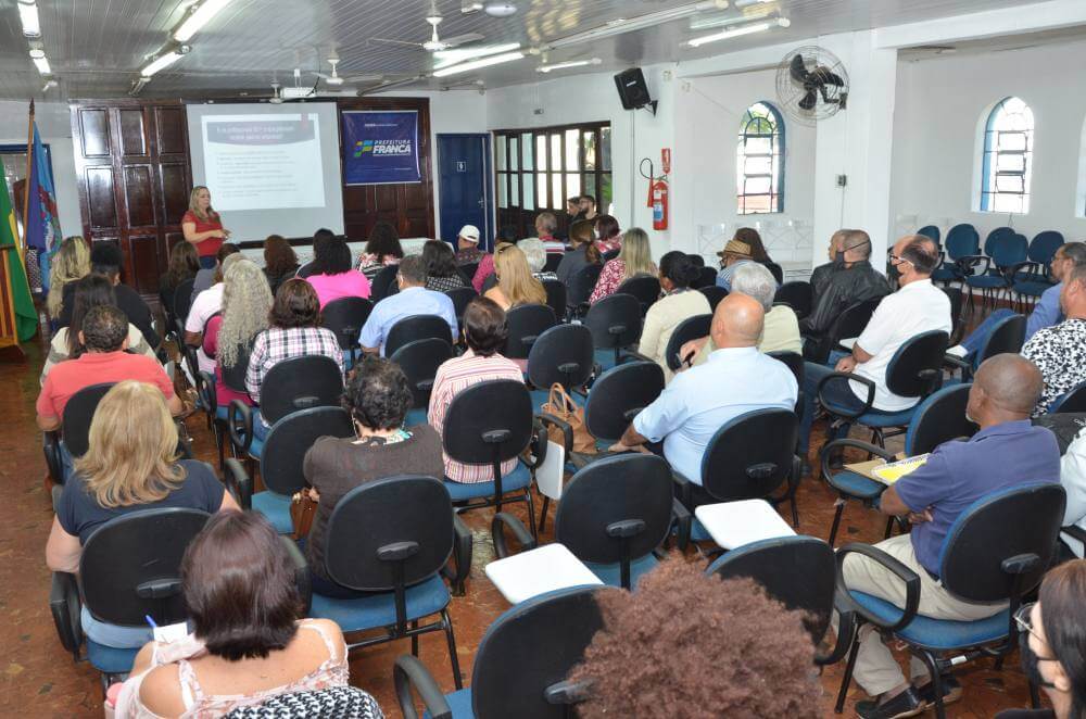 Encontro Eu Sei Fazer reúne centenas de participantes no Fernando Costa e prossegue nesta quarta-feira