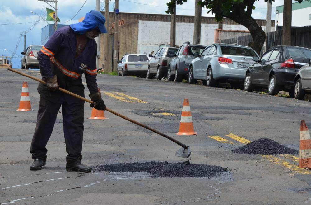 Remendo asfáltico continua com 5 equipes nas ruas de Franca