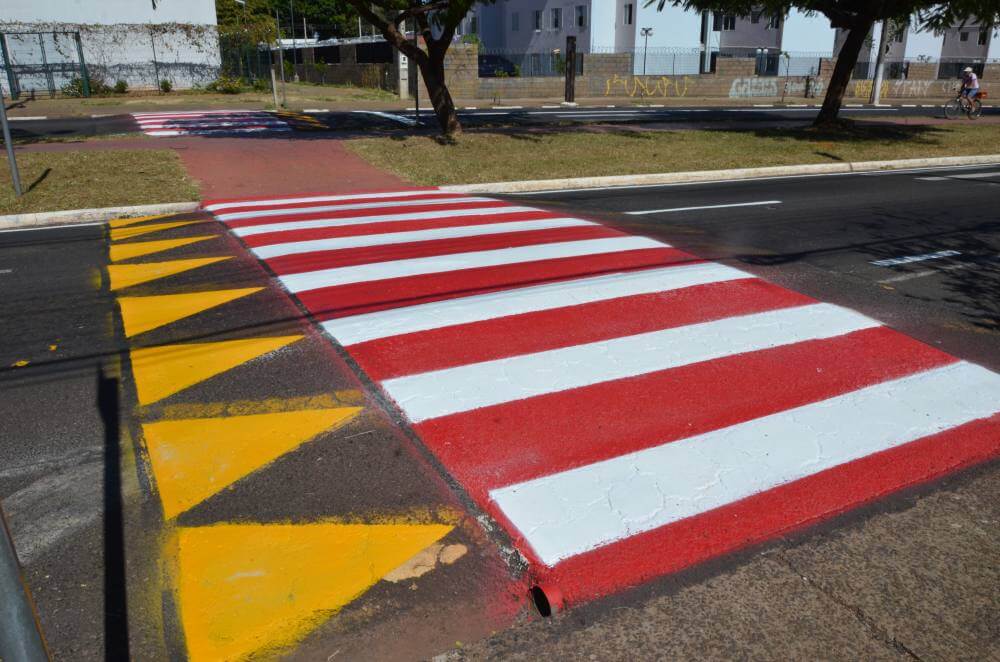 Lombadas e lombofaixas recebem reforço de sinalização