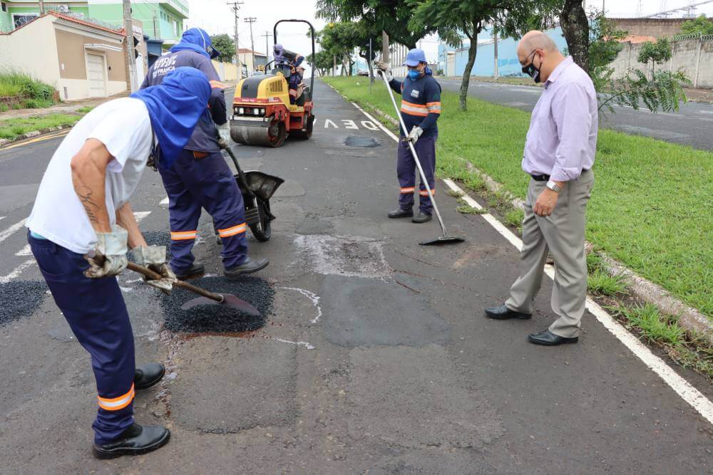 Prefeito vistoria serviços de tapa-buracos e confirma R$ 1,7 mi em recapeamento