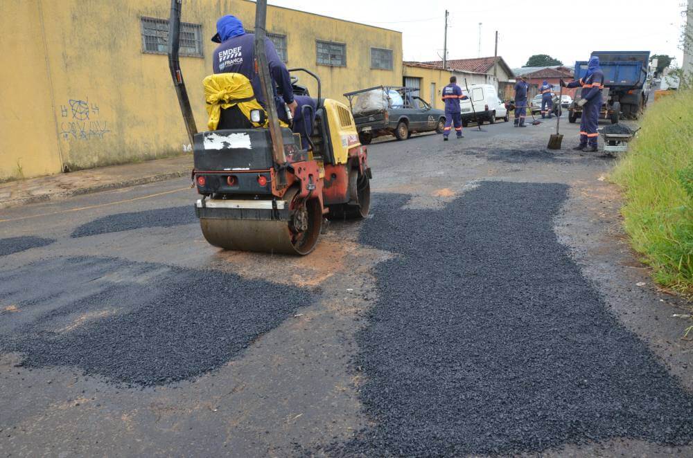 Emdef mantém 7 equipes de tapa-buracos nas ruas