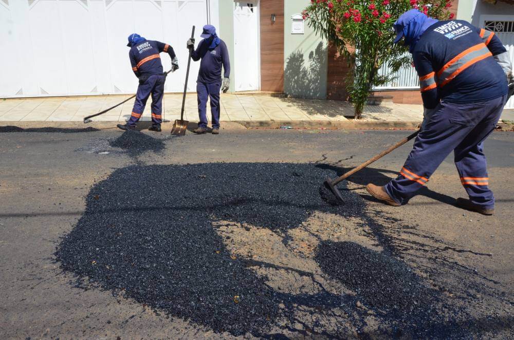 Emdef mantém 5 equipes no tapa buracos