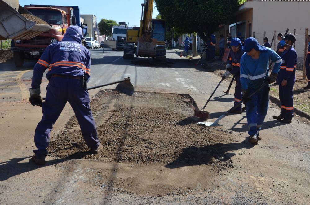 Prefeitura recupera asfalto no Jardim Paulistano