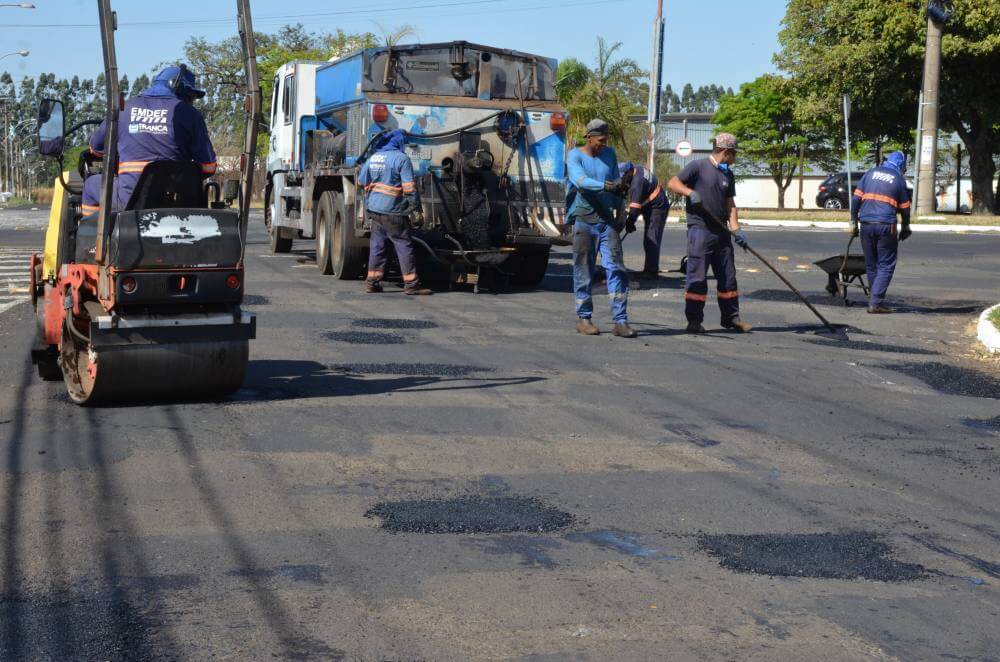 Emdef segue com serviços de remendo asfáltico