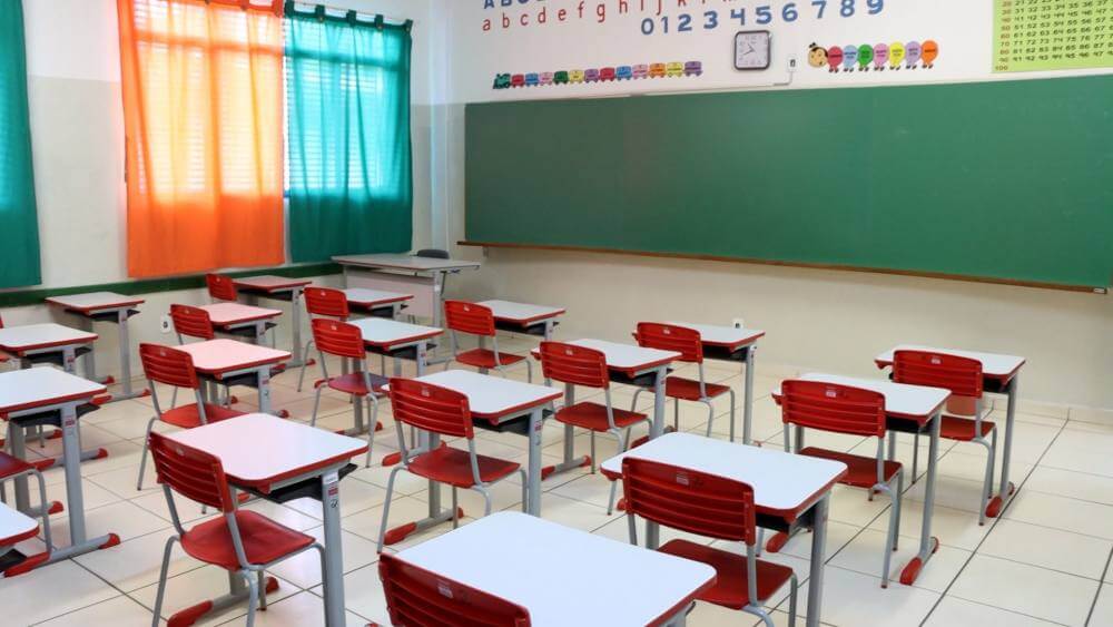 Entrega de currículos para 30 vagas de auxiliares em creches termina nesta terça-feira