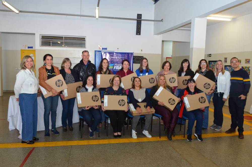 Prefeitura inicia entrega de computadores para profissionais da Educação