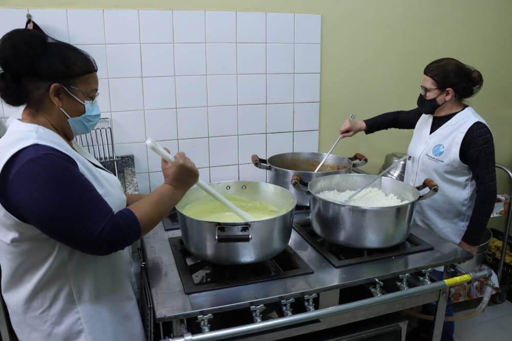 Educação recebe novas merendeiras e apresenta cardápio especial