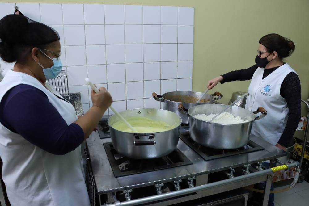 Merendeiras participam de capacitação na Educação