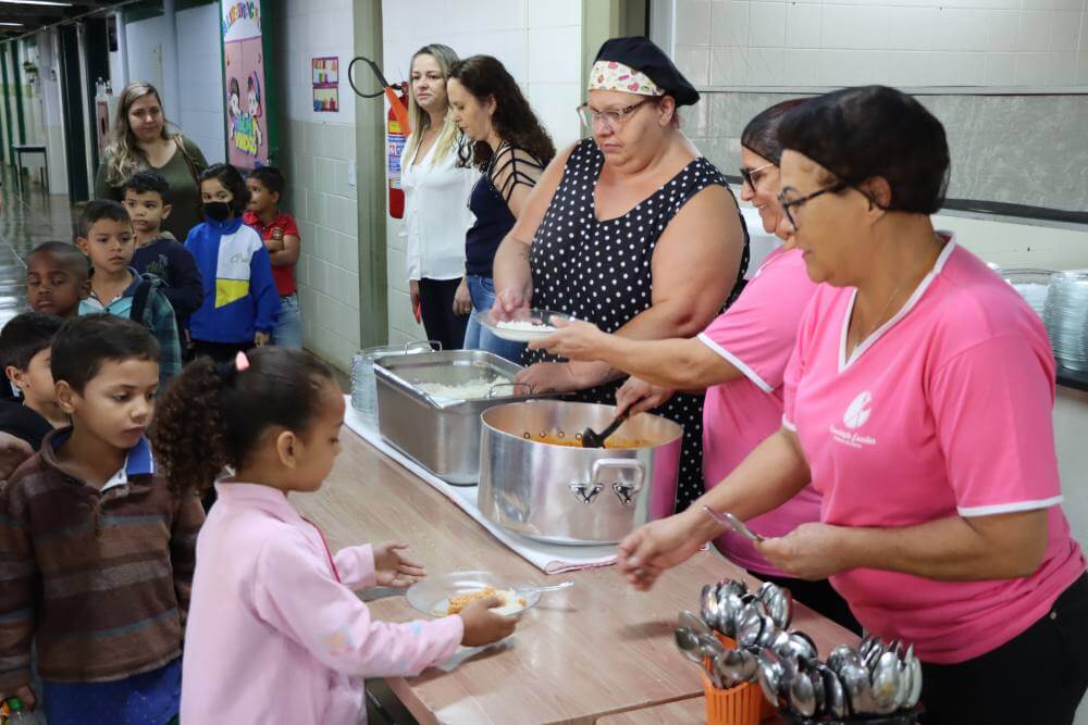 Prefeitura diversifica cardápios da merenda escolar e promove concurso para valorizar profissionais
