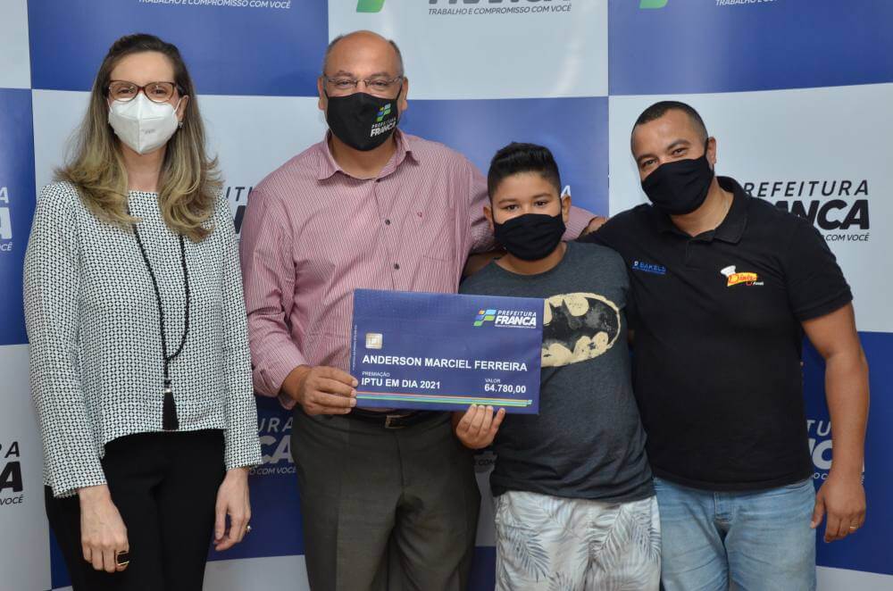 Prefeitura entrega Prêmio do IPTU em Dia