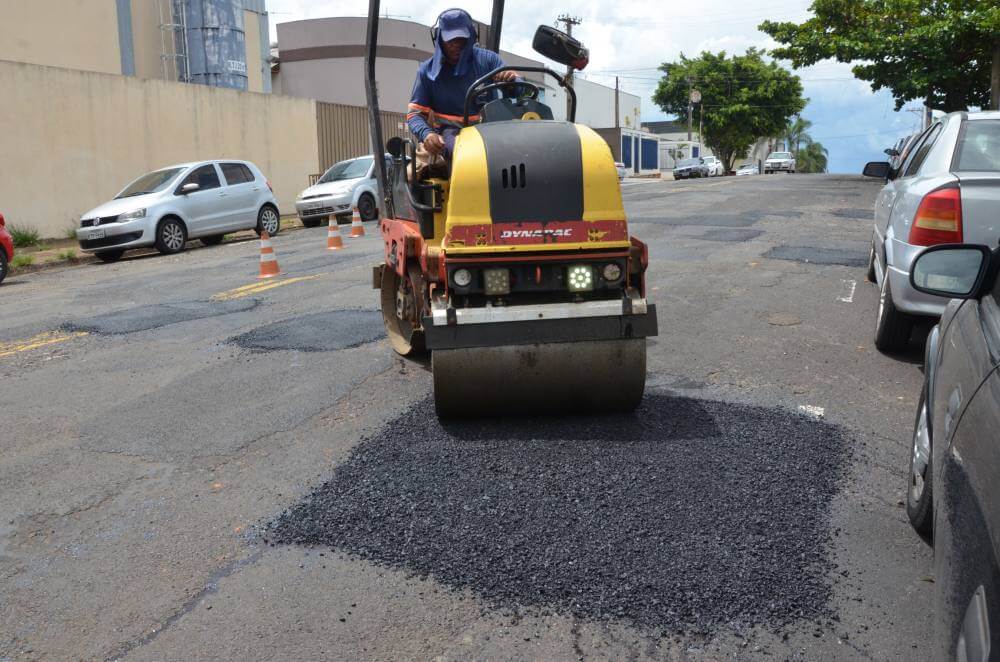 Prefeitura avança com recapeamento no Leporace e Guanabara