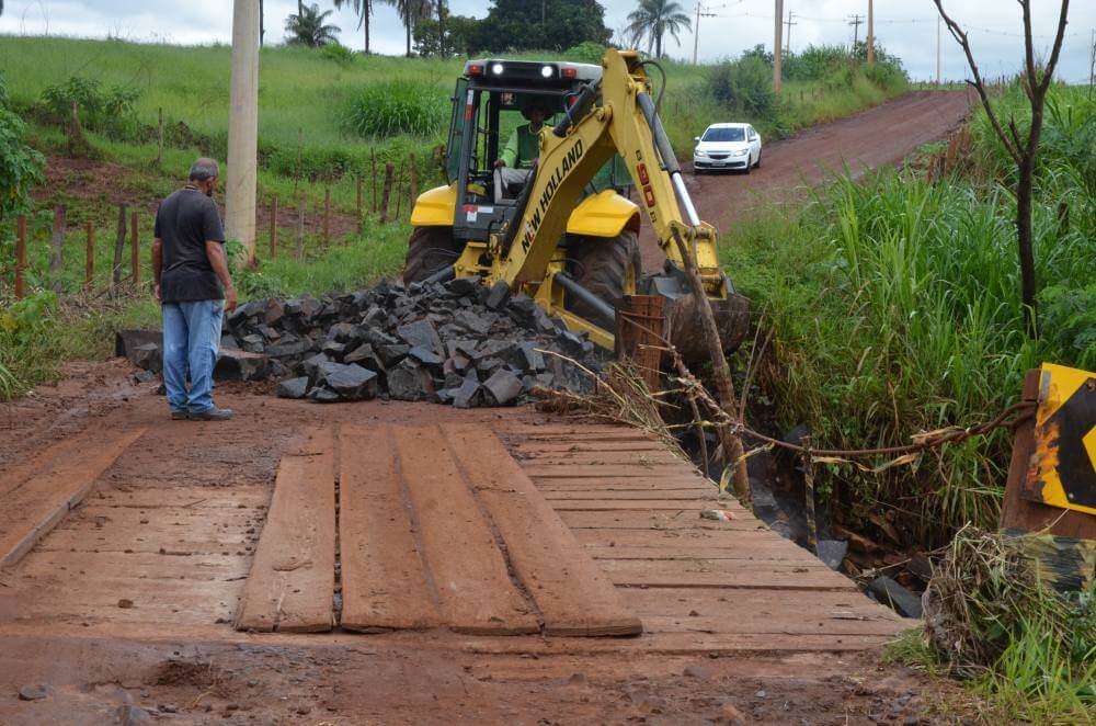 Prefeitura recupera ponte de estrada rural